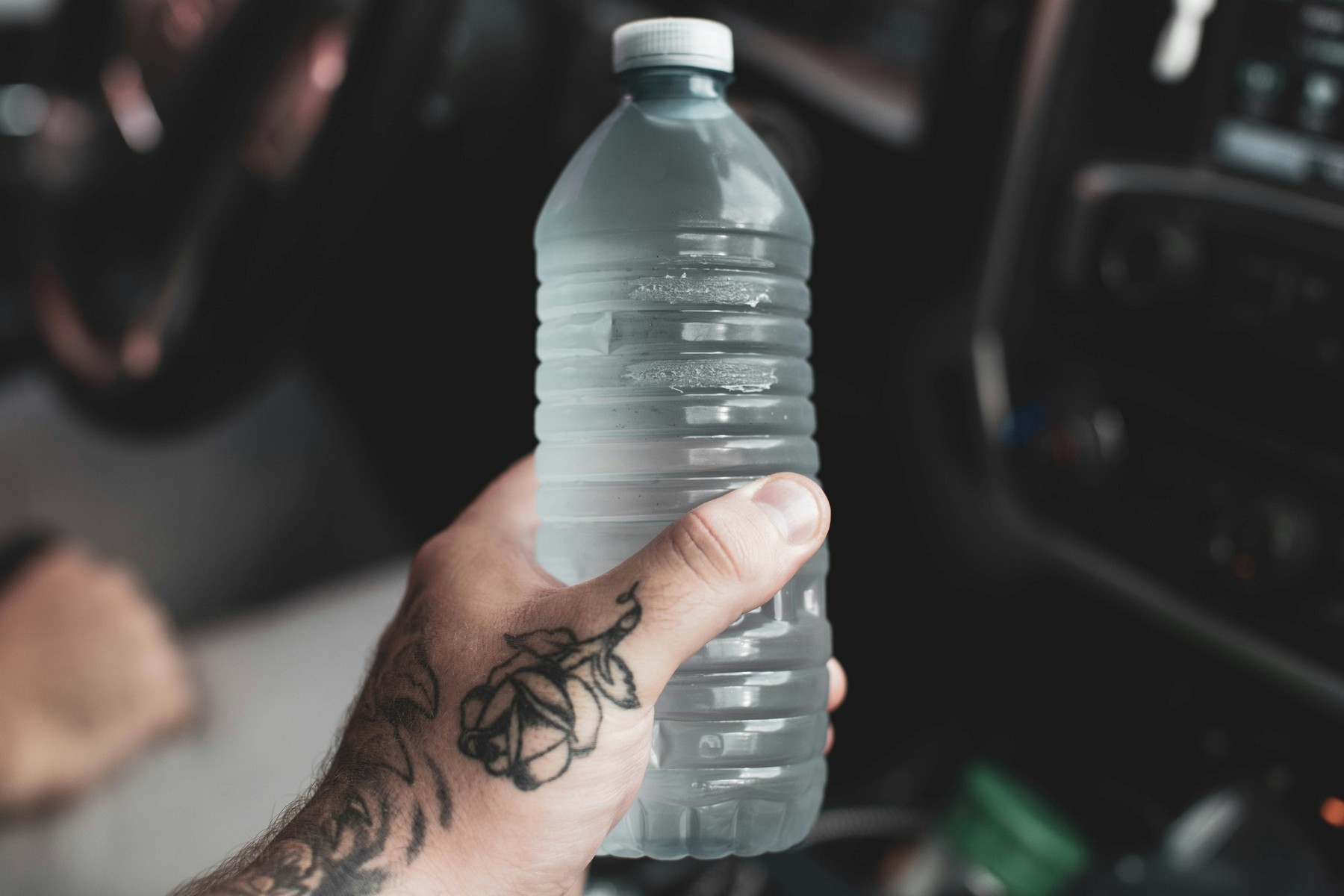 Flasche destilliertes Wasser neben einem Tuch