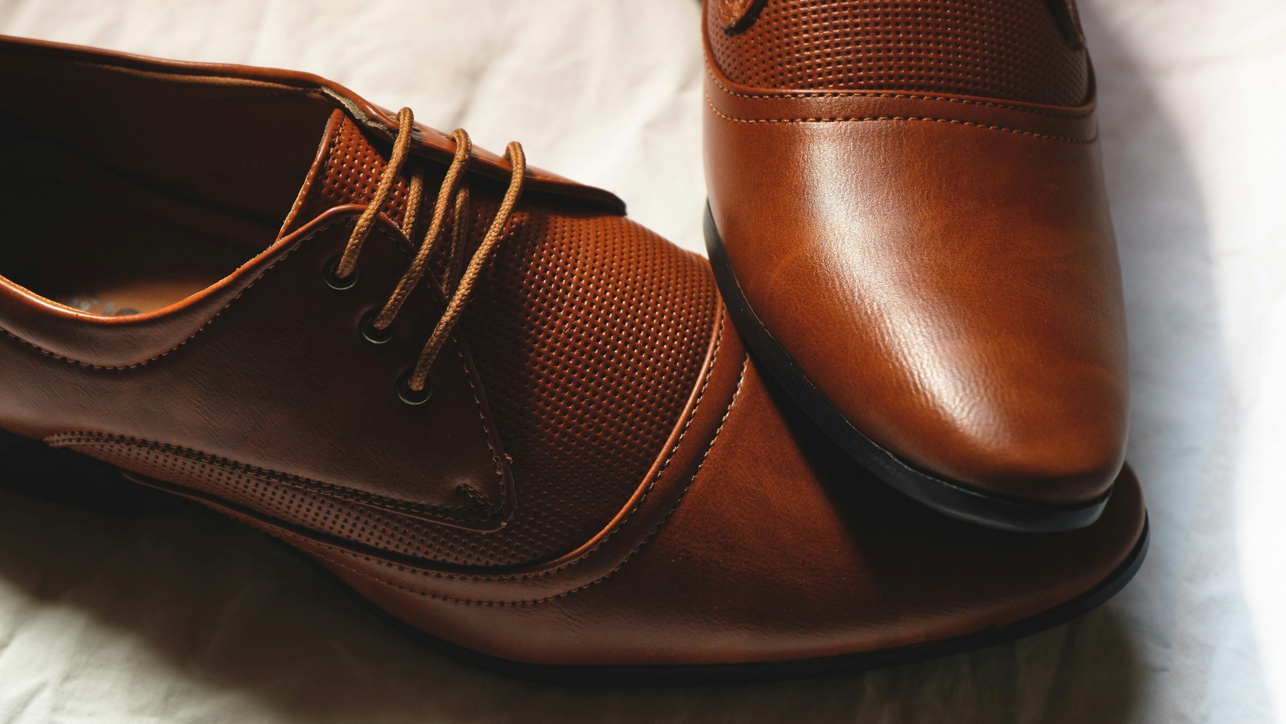 Lederschuhe werden mit einer Bürste gereinigt