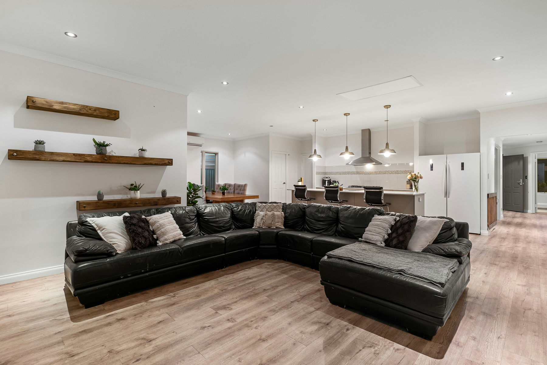 Ledersofa im Wohnzimmer in der Gesamtansicht
