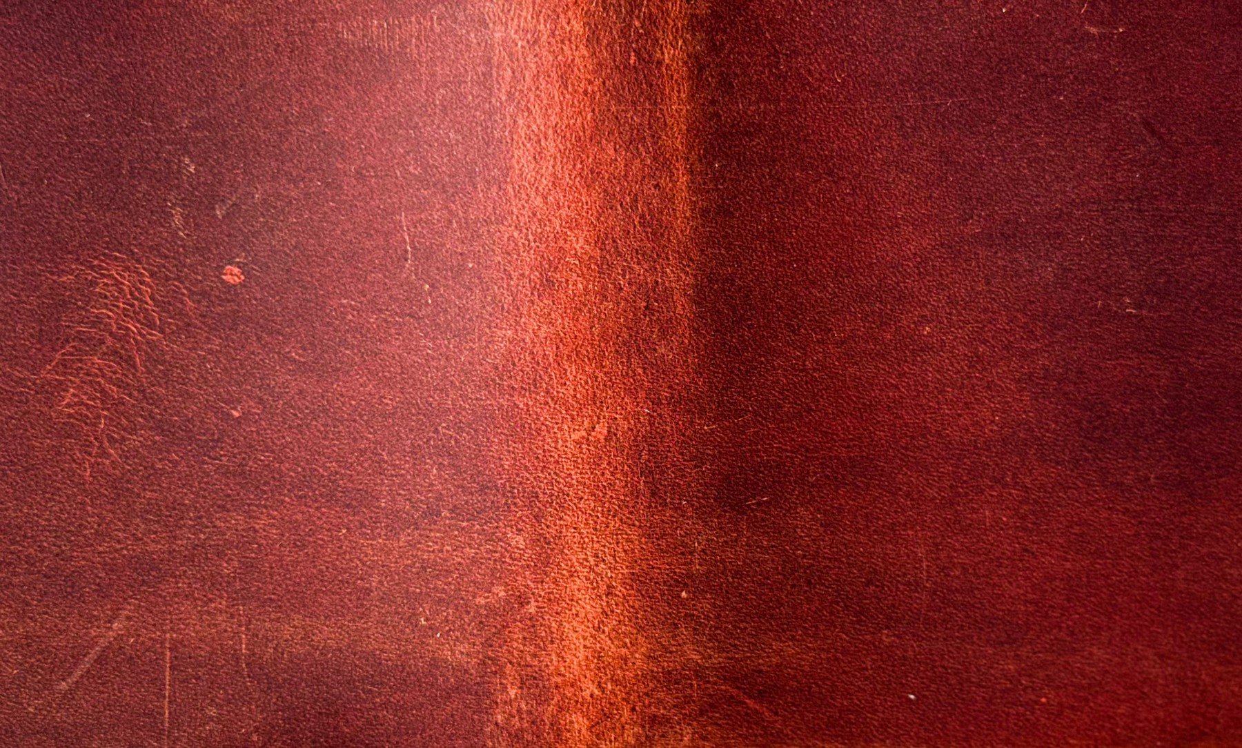 Kratzer auf einer glatten Lederoberfläche