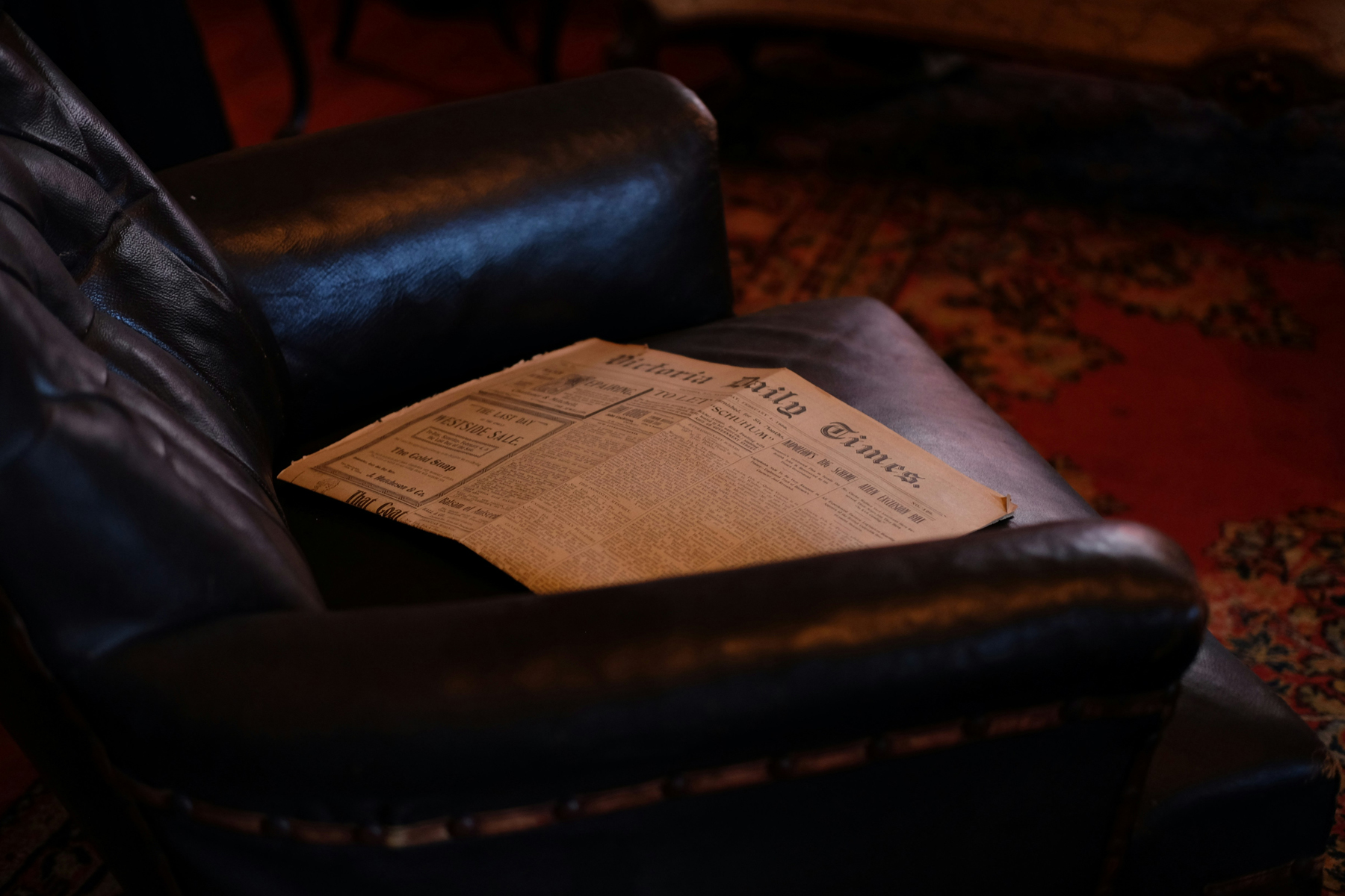 Lederarmlehne eines Sofas in der Detailansicht